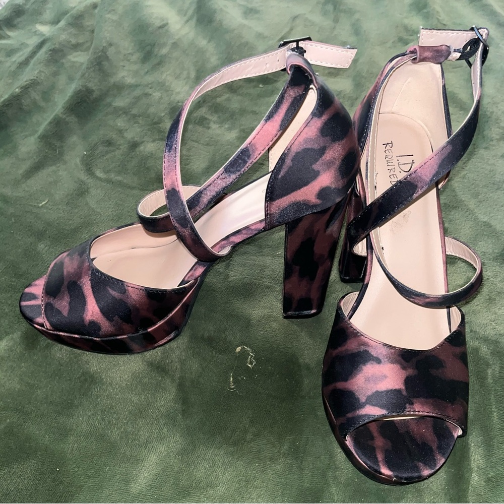 Leopards print crossover strap buckle heels